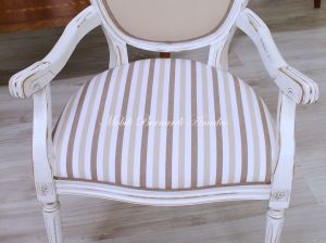 Poltroncina con braccioli in stile classico con seduta e schienale imbottiti finitura molto anticata e consumata tipo shabby